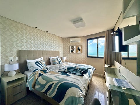 HORIZON: quarto com cama-banho-geladeira-Nespresso