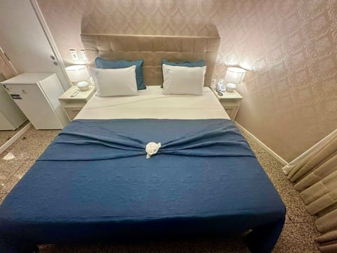 HORIZON: quarto com cama-banho-geladeira-Nespresso