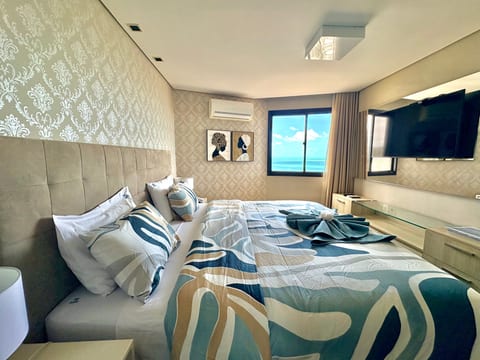 HORIZON: quarto com cama-banho-geladeira-Nespresso