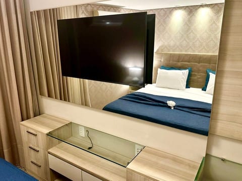 HORIZON: quarto com cama-banho-geladeira-Nespresso