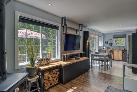 Nature Escapade: Cozy Riverfront Chalet with Sauna