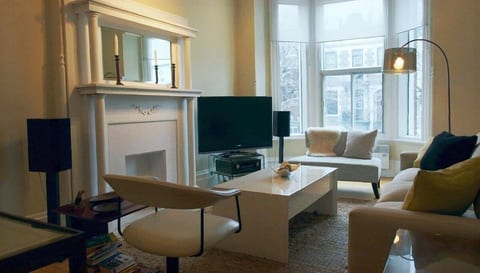 Stylish apart for 2 to 4 in Mile- End -Min 1 month image 2