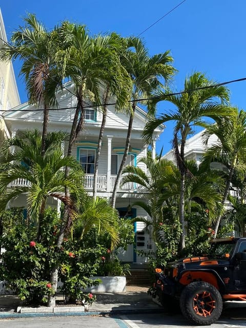 Charming Studio with porch - great location!