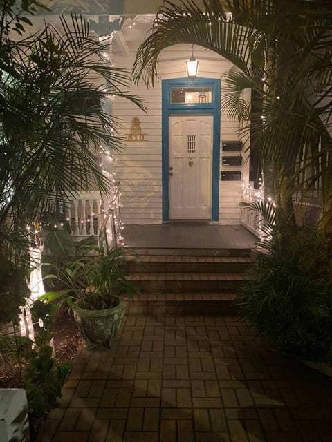 Charming Studio with porch - great location!
