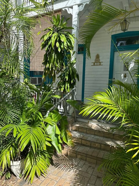 Charming Studio with porch - great location!