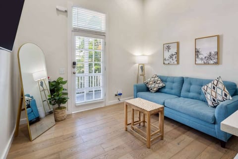 Duval Corner - Pet friendly with Balcony