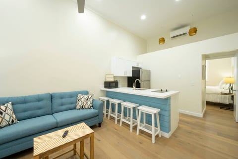 Duval Corner - Pet friendly with Balcony