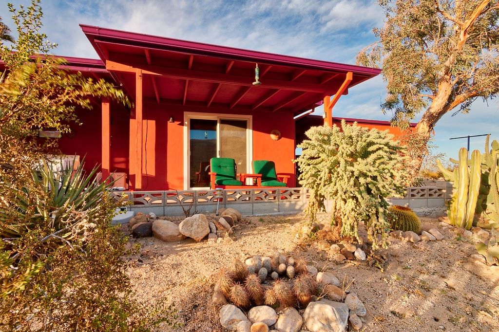 Chuck's Cabin in a Joshua Tree Community
