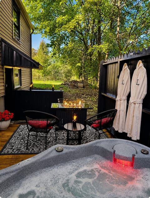 Soak, unwind & disconnect-bubbling hot tub with fire table & lush backyard views ✨