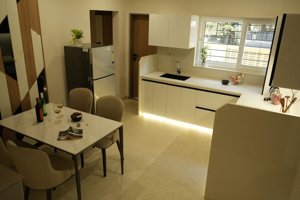 Modern dining area with a bright and welcoming ambiance.