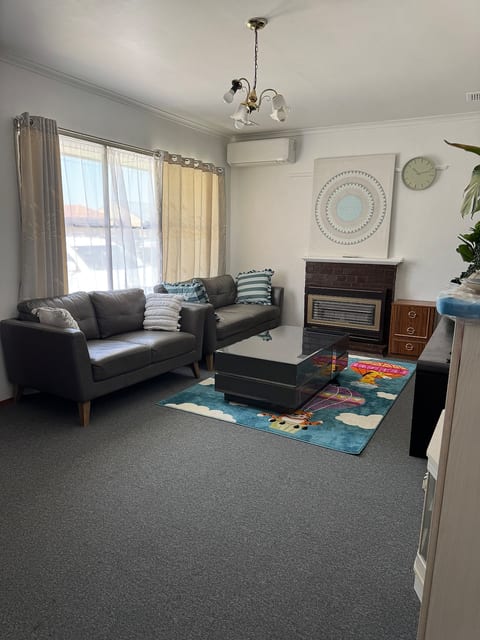3BR Airport Stay 10 min to Melbourne Airport image 1