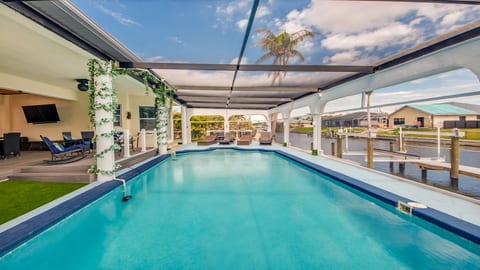 Golden Globe - luxury on the canal with pool/spa