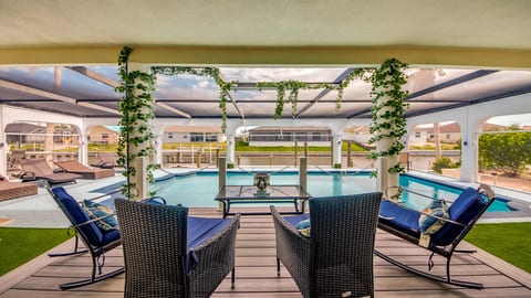 Golden Globe – Canalfront Pool, Spa & Games