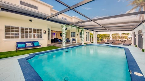 Golden Globe - luxury on the canal with pool/spa