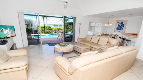 Altaira - Top Location, Lake View, Pool, Spa,4 Bed