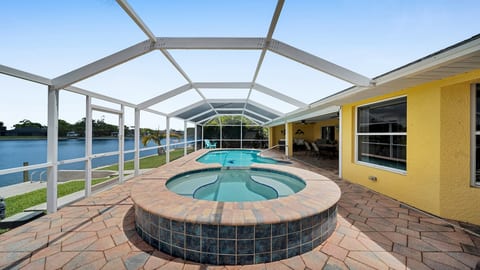 Casa de La Vista – Pool & Spa with lakefront view
