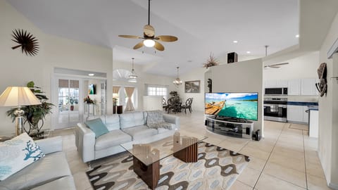 Casa de La Vista – Pool & Spa with lakefront view