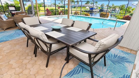 Love Bird–Canalfront heated pool pet friendly