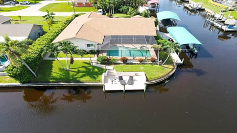 Love Bird–Canalfront heated pool pet friendly