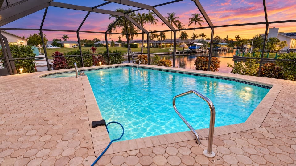 Love Bird–Canalfront heated pool pet friendly - Cape Coral
