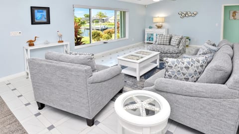Love Bird–Canalfront heated pool pet friendly