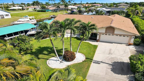 Love Bird–Canalfront heated pool pet friendly