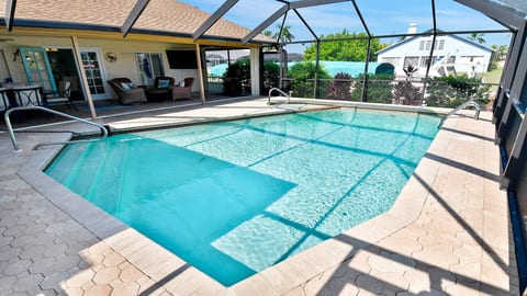 Love Bird–Canalfront heated pool pet friendly
