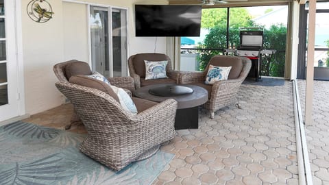 Love Bird–Canalfront heated pool pet friendly