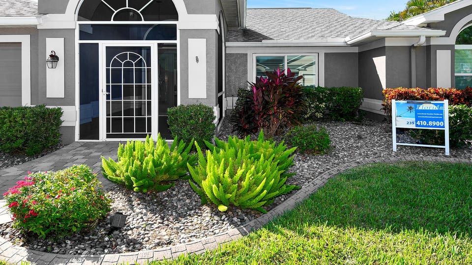 Mei Jing – Waterfront Pool and Tiki Hut-must see - Cape Coral