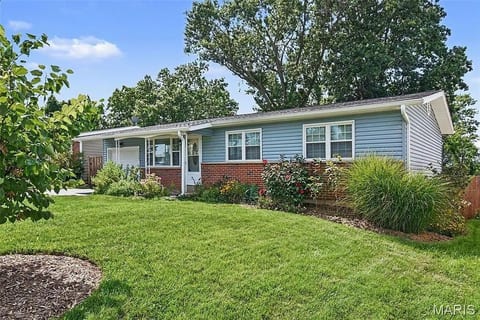 Modern South County retreat with fenced yard image 3