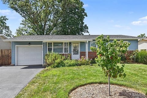 Modern South County retreat with fenced yard image 2