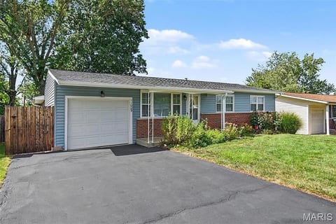 Modern South County retreat with fenced yard image 4