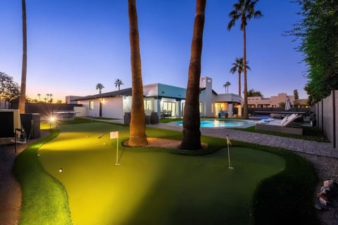 Private 5 hole putting green