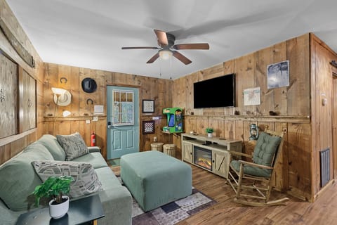 Cozy Boo Bear Luxury Honeymoon Cabin Hot Tub