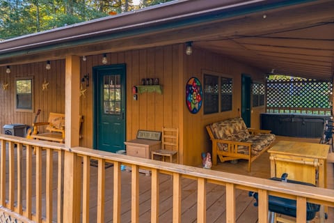 Cozy Boo Bear Luxury Honeymoon Cabin Hot Tub