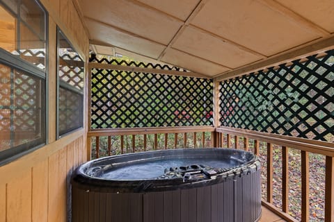 Cozy Boo Bear Luxury Honeymoon Cabin Hot Tub