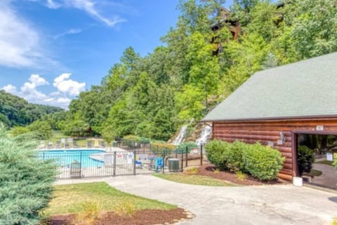 Smokies Escape Pristine Cabin has ALL the Amenities "Smokies Escape" Only 5 minutes from the Parkway!