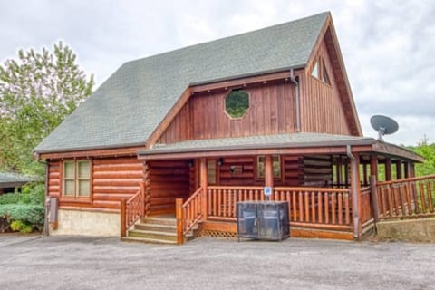 Smokies Escape Pristine Cabin has ALL the Amenities "Smokies Escape" Only 5 minutes from the Parkway!