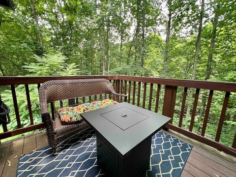 Jungle Fever Honeymoon Cabin / Hot Tub