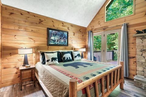 Boogie Bear- Honeymoon Cabin