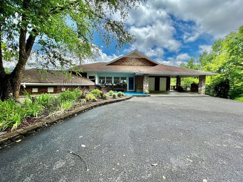 Panoramic Vista- Gatlinburg Hot Tub/ Pool Access