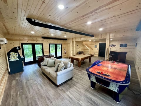 A View To Kill Awesome Views Game Room Hot Tub