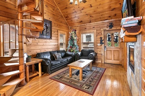 Mama Bear Paw w/ private hot tub, two pools