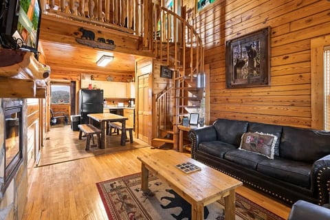 Mama Bear Paw w/ private hot tub, two pools