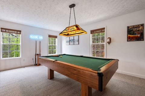 Son of a Gun Retreat Hot Tub/Pool Table near Gatlinburg