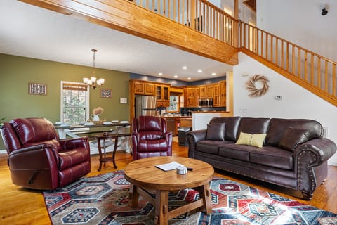 Son of a Gun Retreat Hot Tub/Pool Table near Gatlinburg