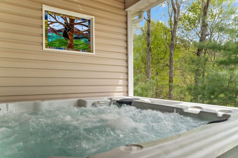 Son of a Gun Retreat Hot Tub/Pool Table near Gatlinburg