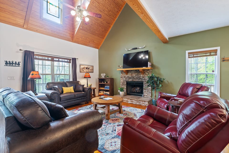 Son of a Gun Retreat Hot Tub/Pool Table near Gatlinburg - Sevierville