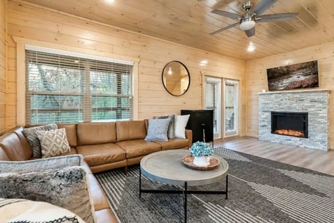 Fox and Fawn Luxury Cabin Indoor Pool / Theater!