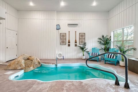 Fox and Fawn Luxury Cabin Indoor Pool / Theater!